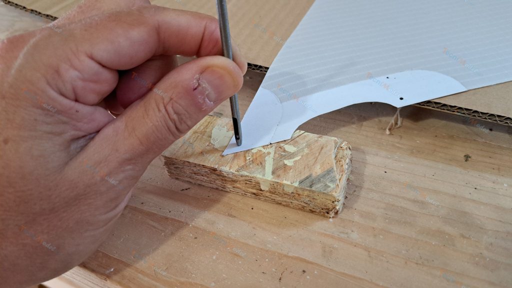 Pose de mini-œillets – utilisation de l'emporte-pièce