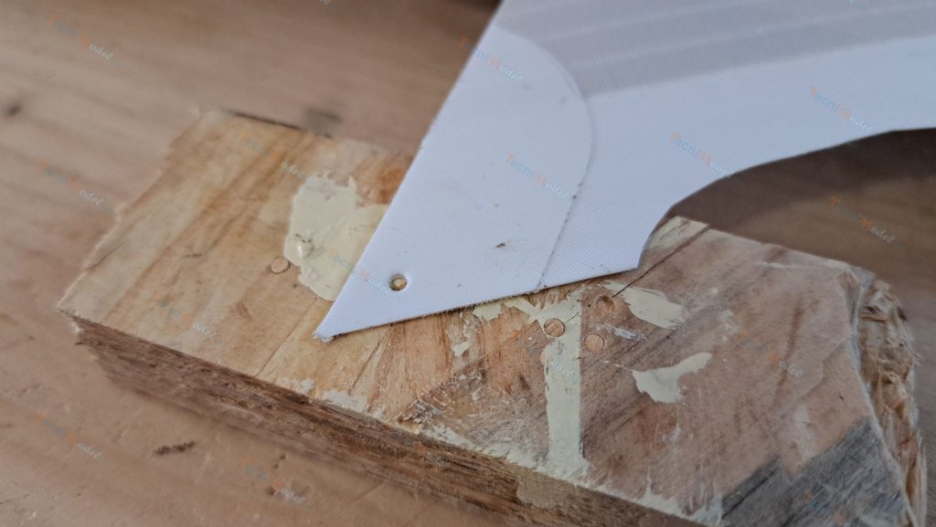 Pose de mini-œillets : perçage effectué