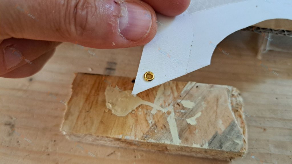 Pose de mini-œillets : installation de l'œillet