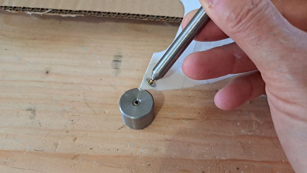 Pose de mini-œillets : on présente le poinçon