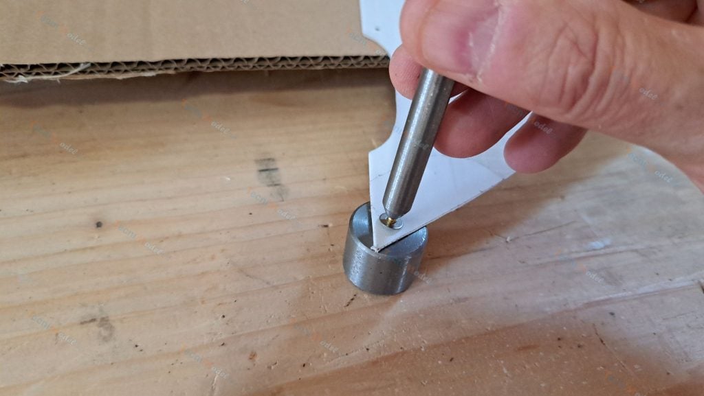 Pose de mini-œillets : on présente le poinçon